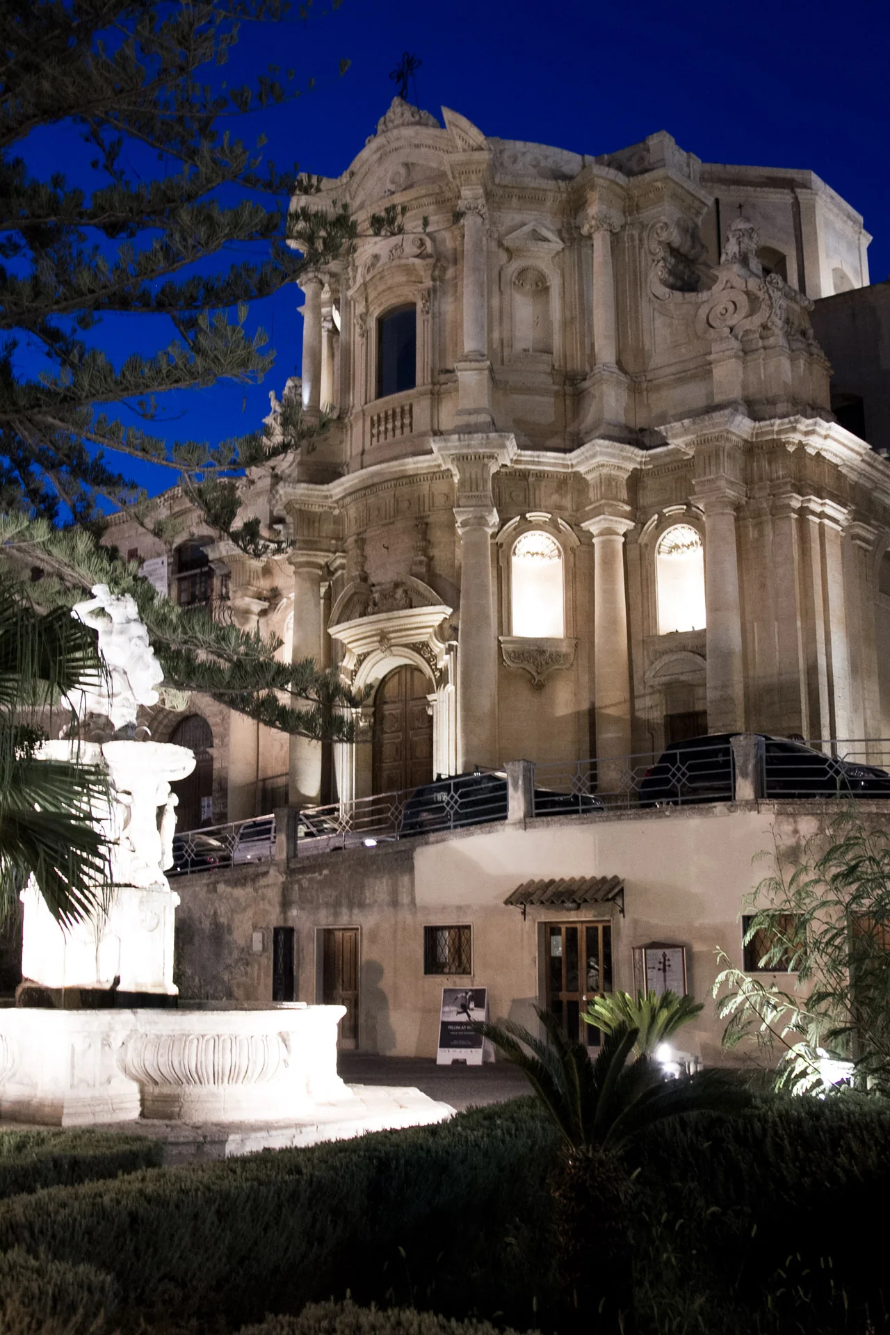 Facciata concava della Chiesa di San Domenico a Noto illuminata di notte