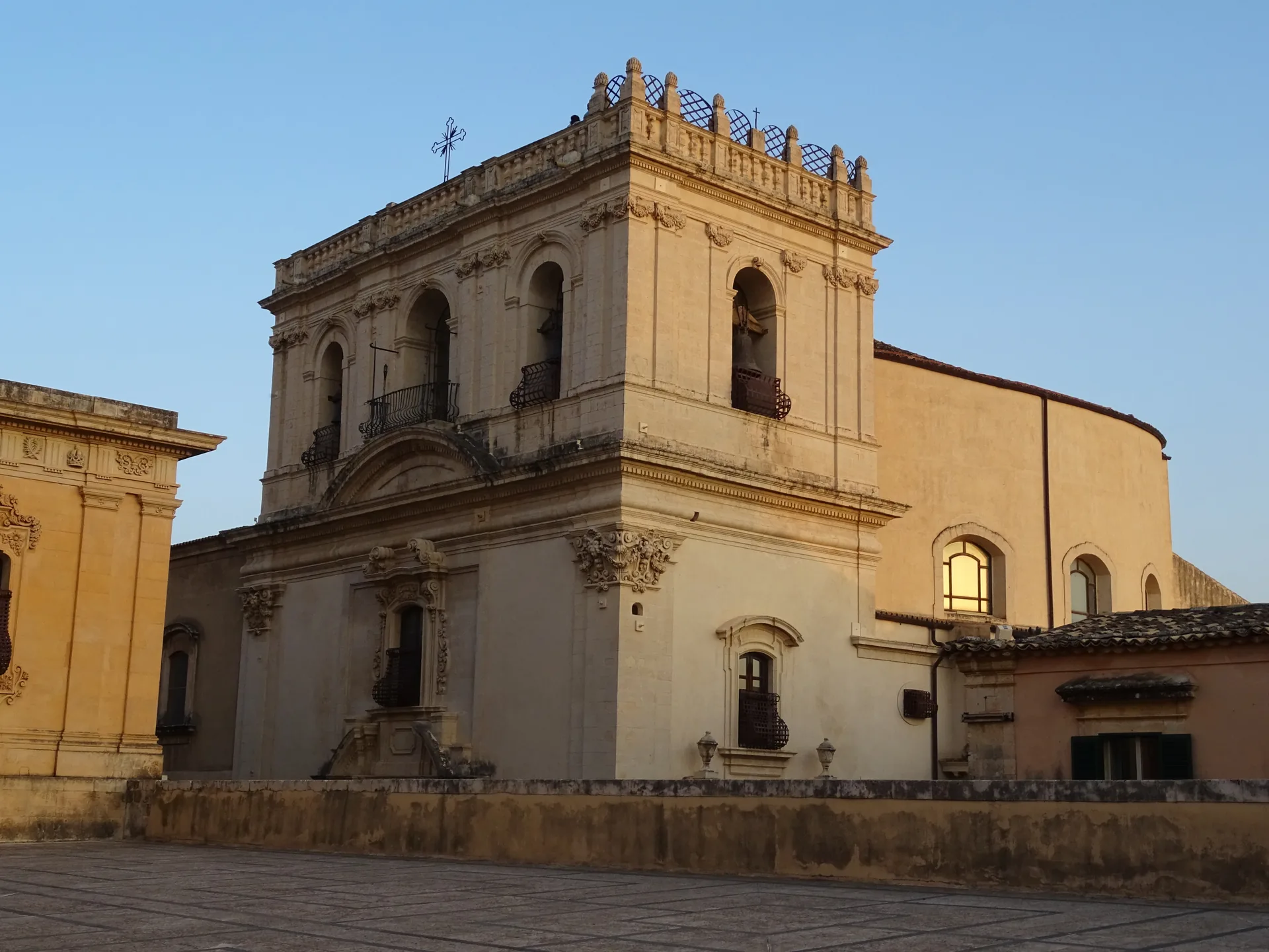 Facciata della Chiesa di Santa Chiara a Noto, con ex monastero delle Benedettine