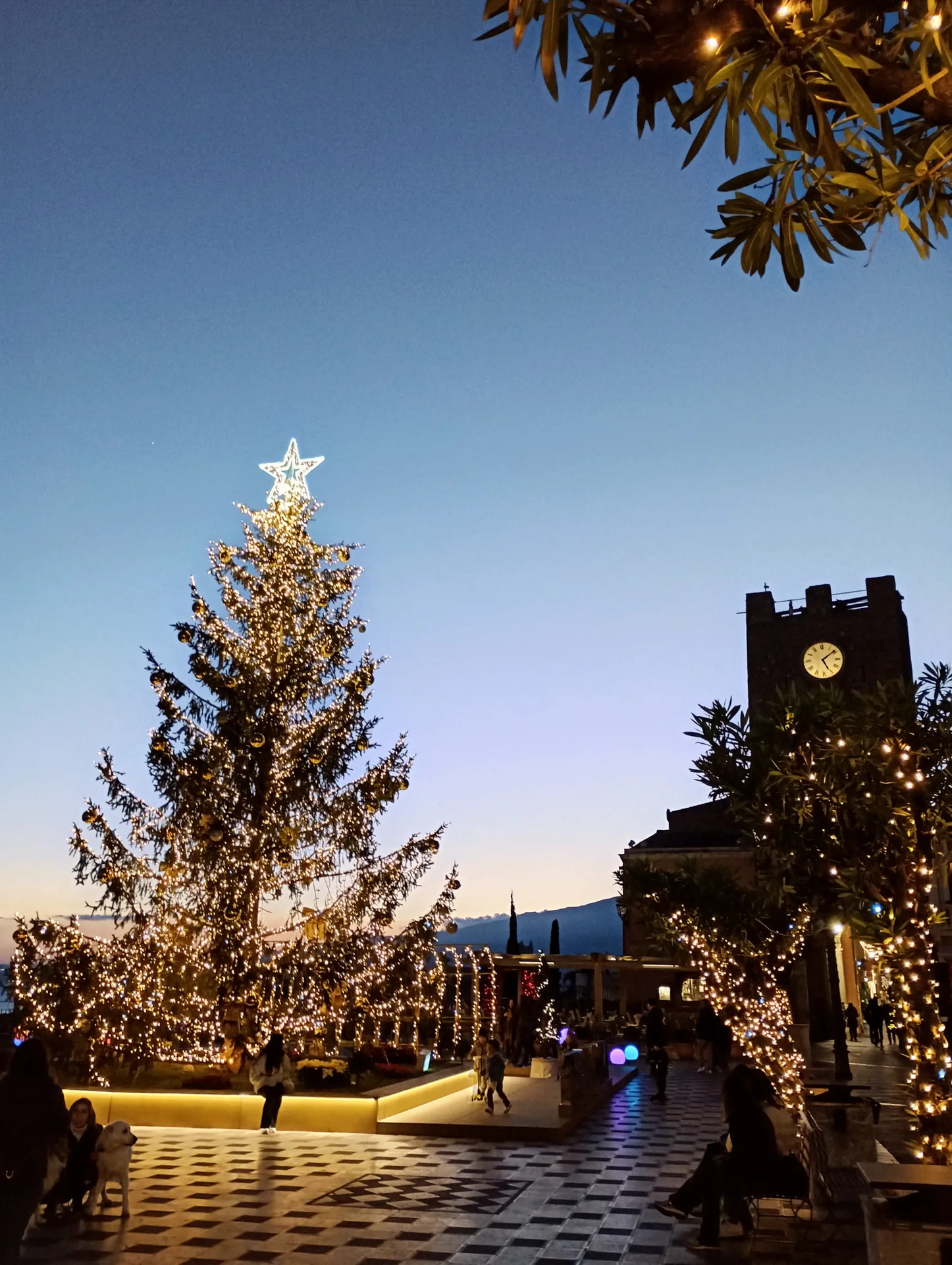 Taormina, Piazza IX Aprile con decorazioni natalizie