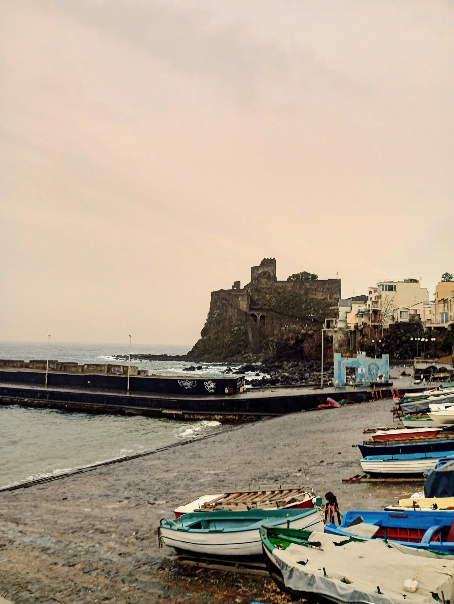 Vista dei Faraglioni dei Ciclopi di Aci Trezza fotografati da Aci Castello sulla Riviera dei Ciclopi