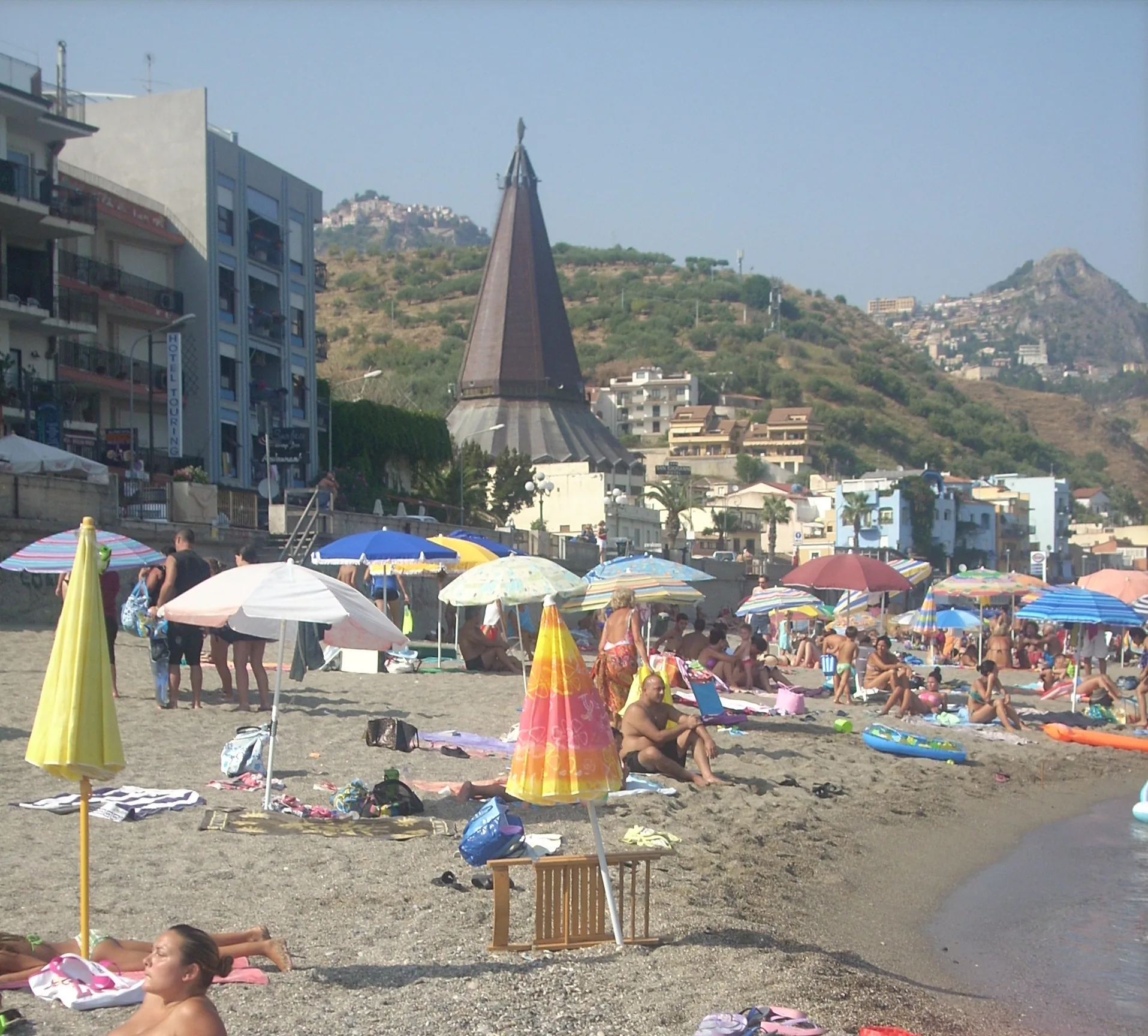 Spiaggia di Giardini Naxos con stabilimenti balneari e mare cristallino