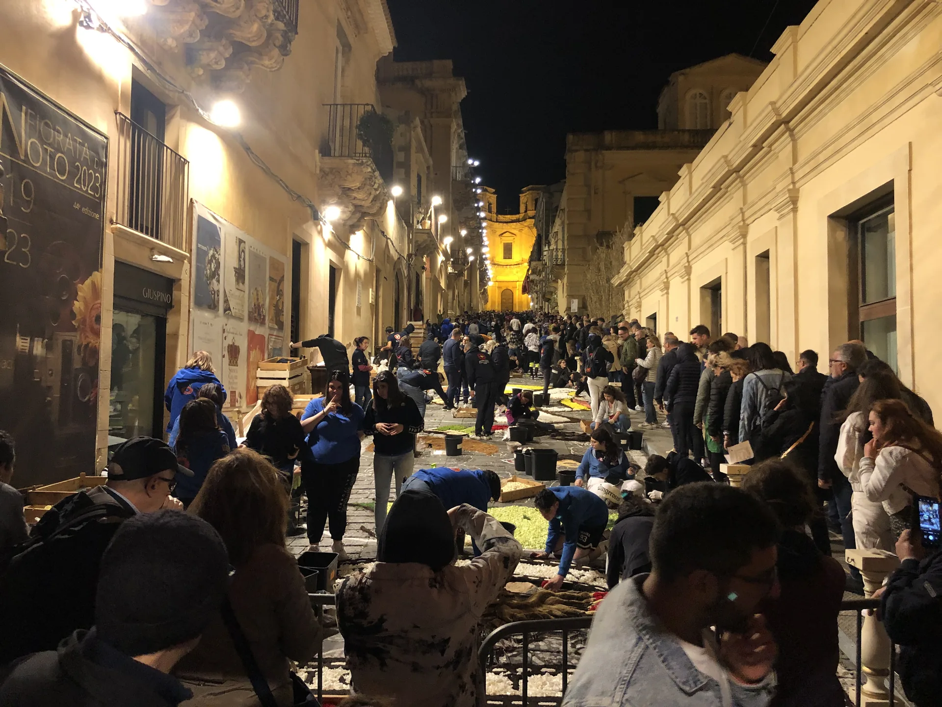 Dettaglio della preparazione dei tappeti floreali dell'Infiorata di Noto