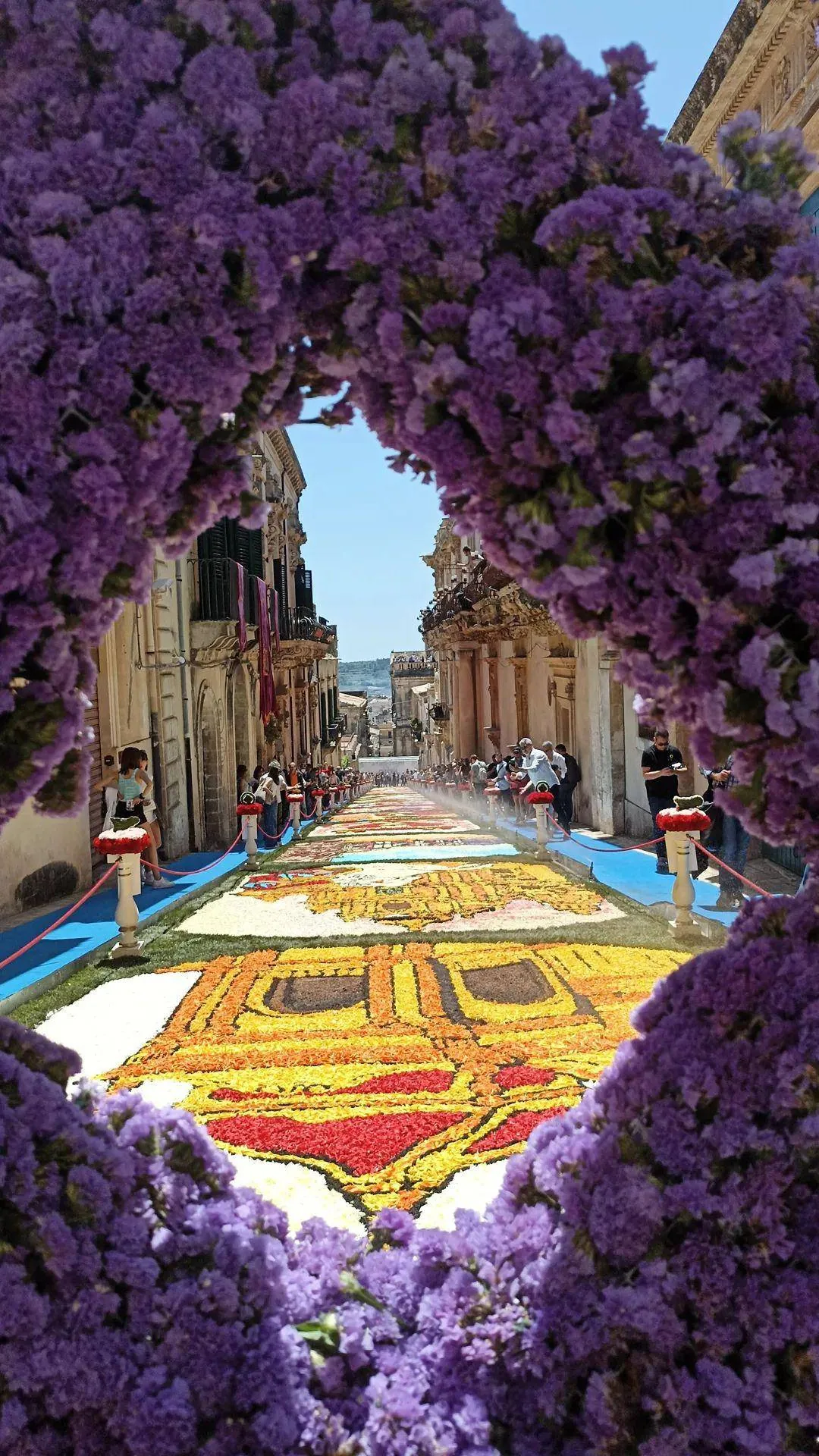 Via Corrado Nicolaci con i tappeti dell'Infiorata di Noto 2022
