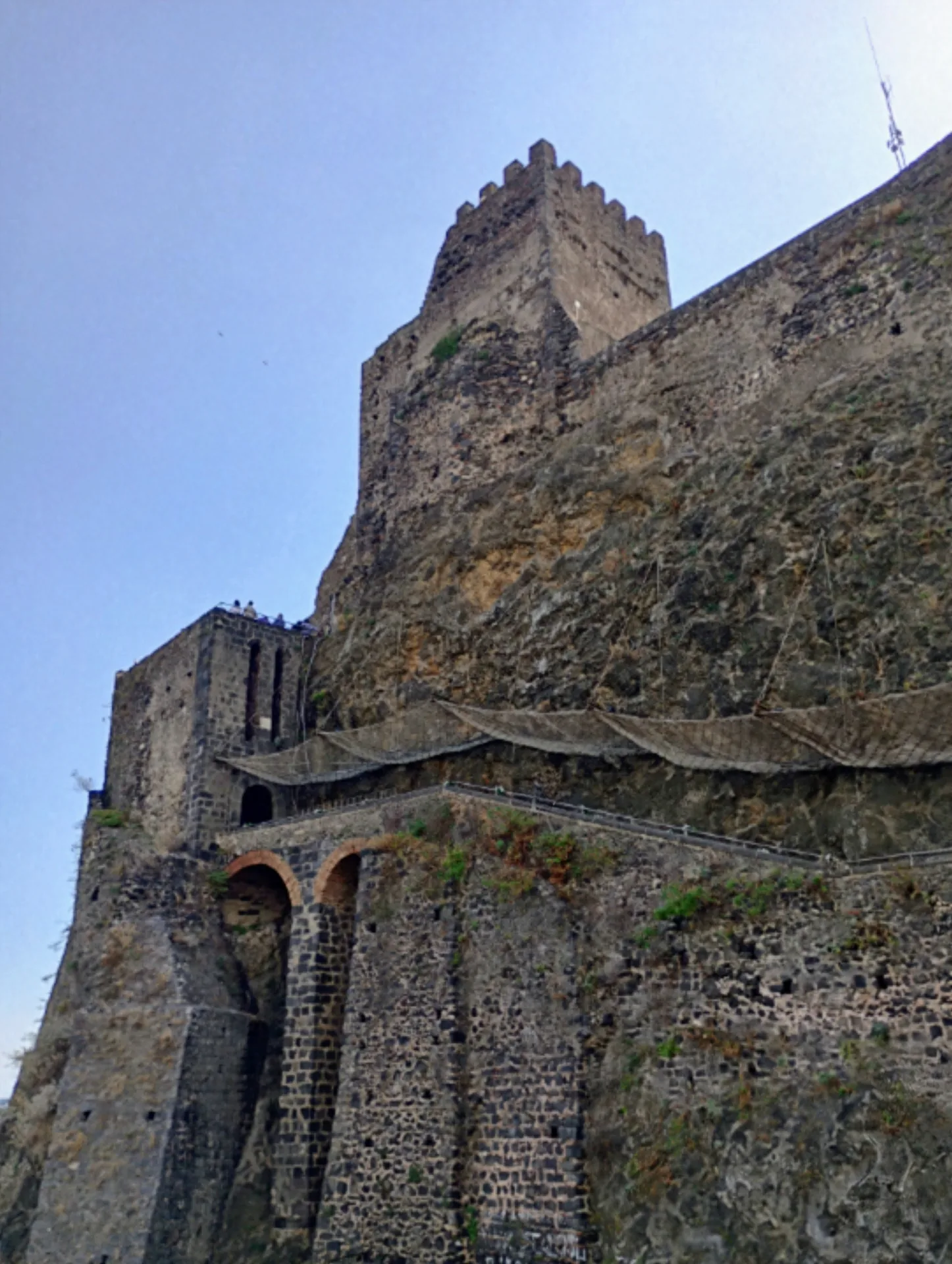 Portale d'ingresso del Castello Normanno di Aci Castello con arco in pietra lavica nera medievale