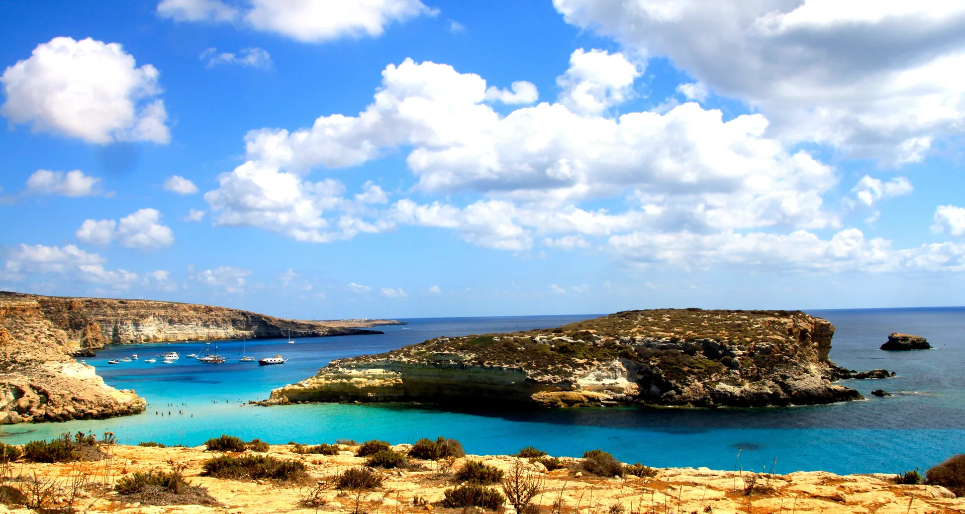 Isola dei Conigli vista dalla spiaggia di Lampedusa