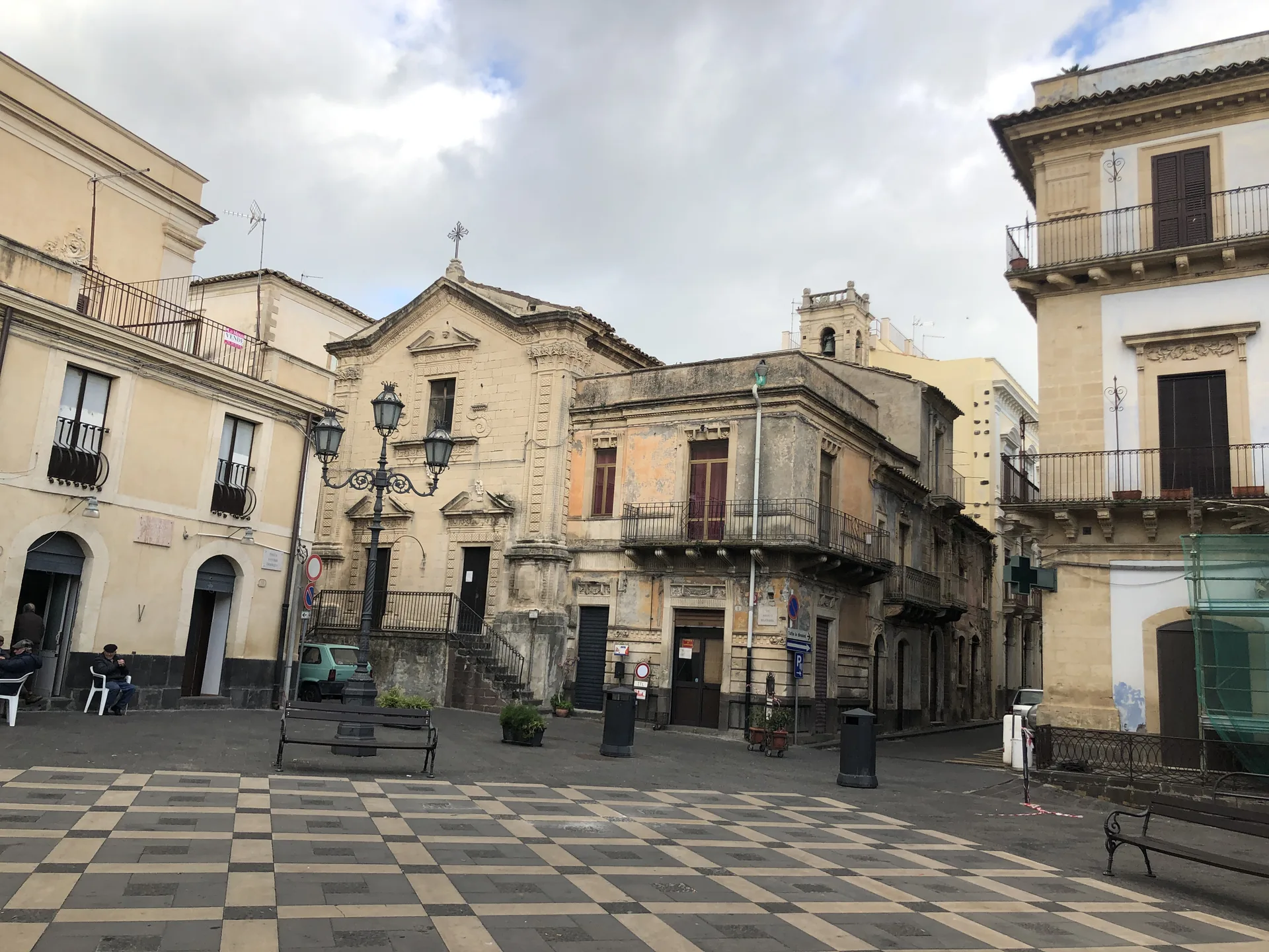 Chiesa della Madonna della Catena a Militello in Val di Catania con facciata in pietra locale nel centro storico barocco