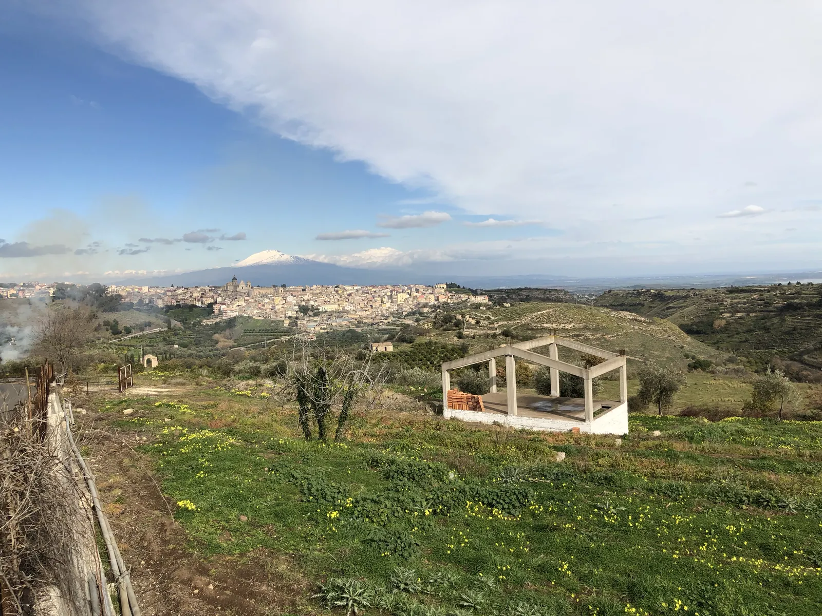 Panorama di Militello in Val di Catania con il centro storico barocco nel paesaggio ibleo della Città Metropolitana di Catania