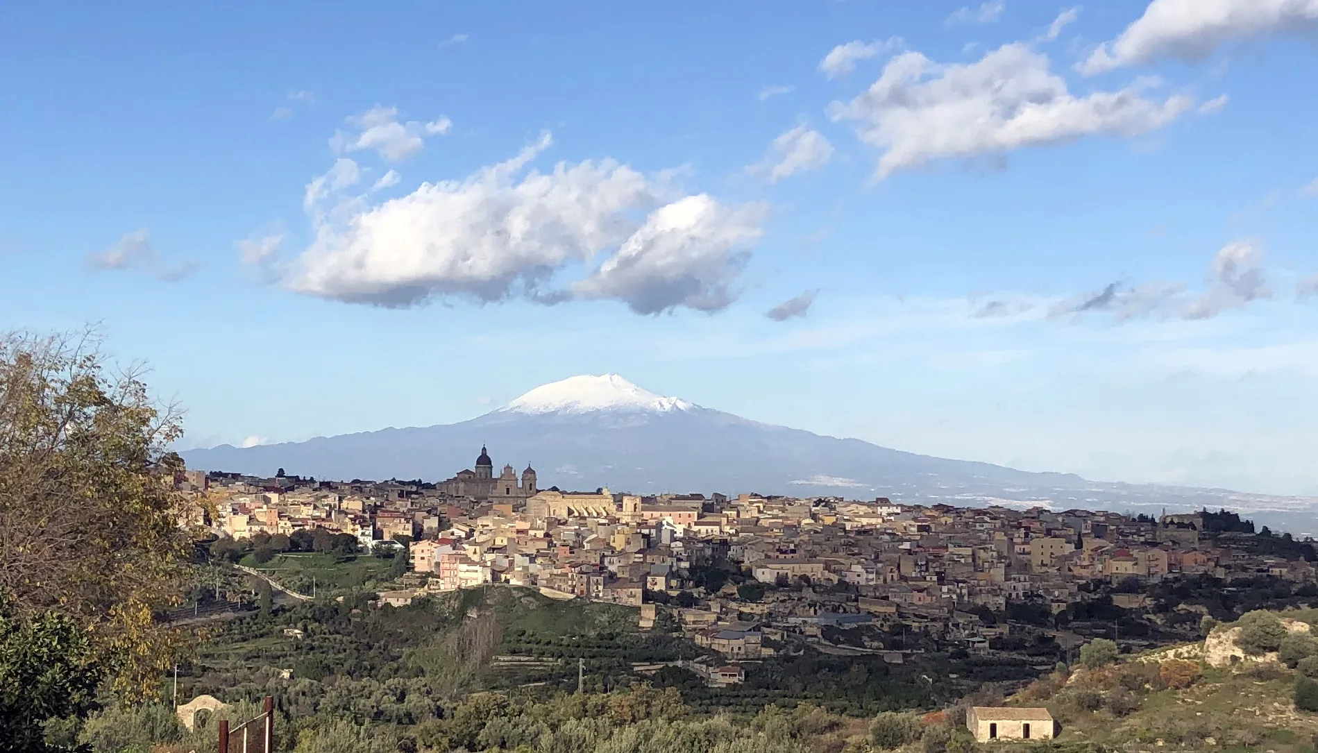 Veduta di Militello in Val di Catania dall'alto con le chiese barocche e il tessuto urbano post-terremoto del 1693