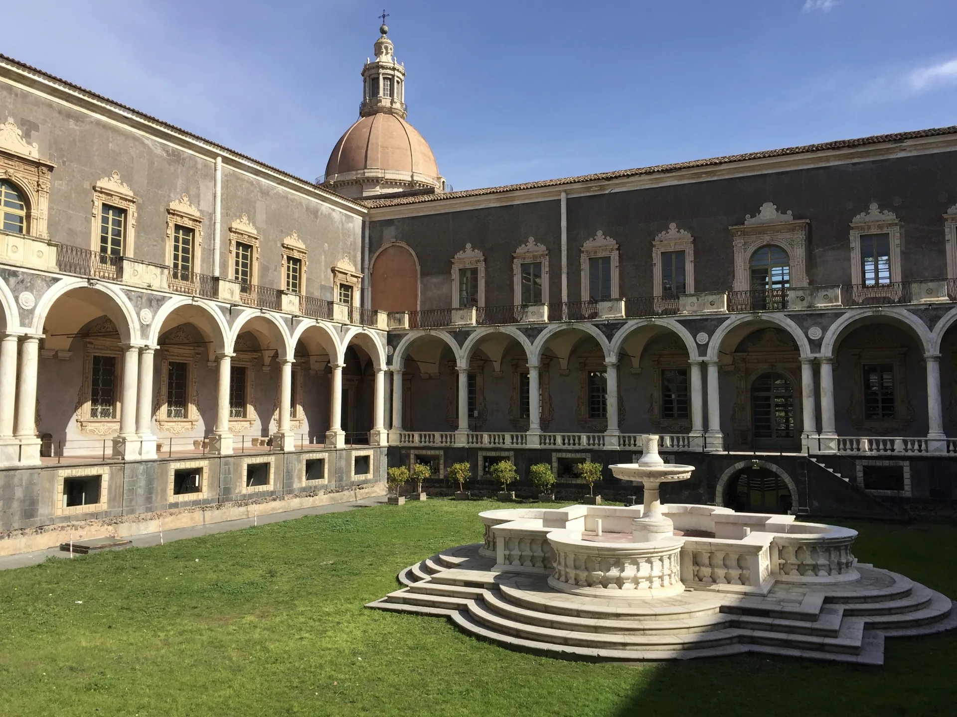 Chiostro dei marmi del Monastero dei Benedettini di Catania con la cupola della chiesa di San Nicolo l'Arena