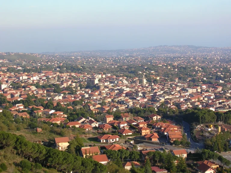 Veduta panoramica di Nicolosi con l'Etna sullo sfondo, versante sud