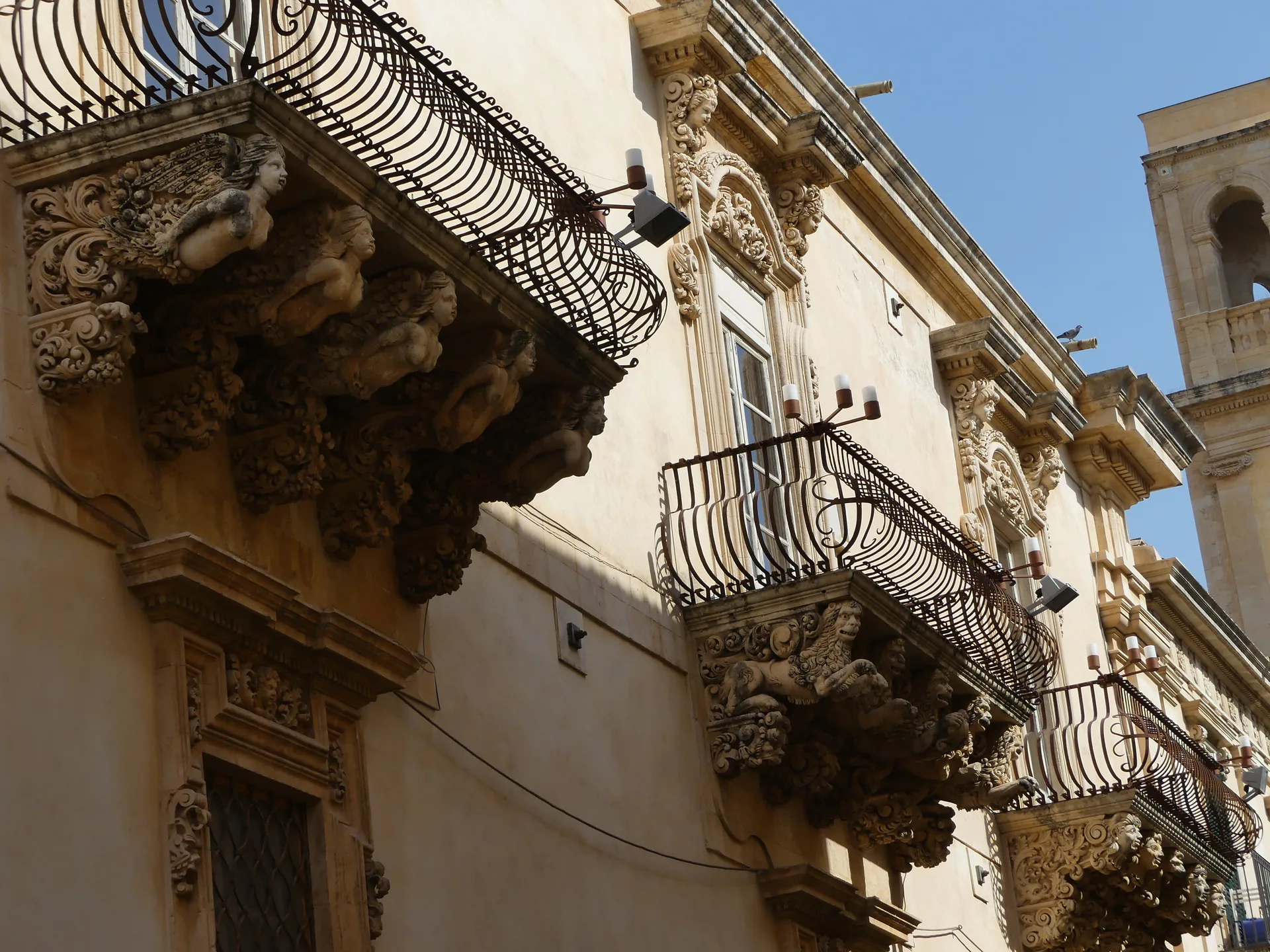 Balconi barocchi di Palazzo Nicolaci di Villadorata a Noto con mensole scolpite