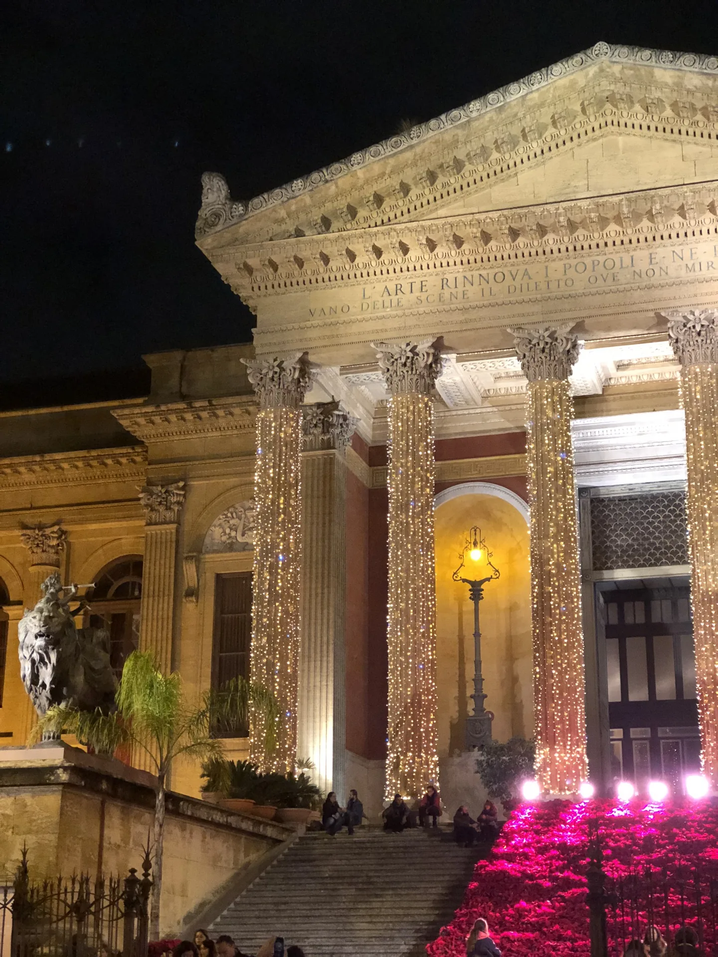 Il Teatro Massimo di Palermo con decorazioni natalizie
