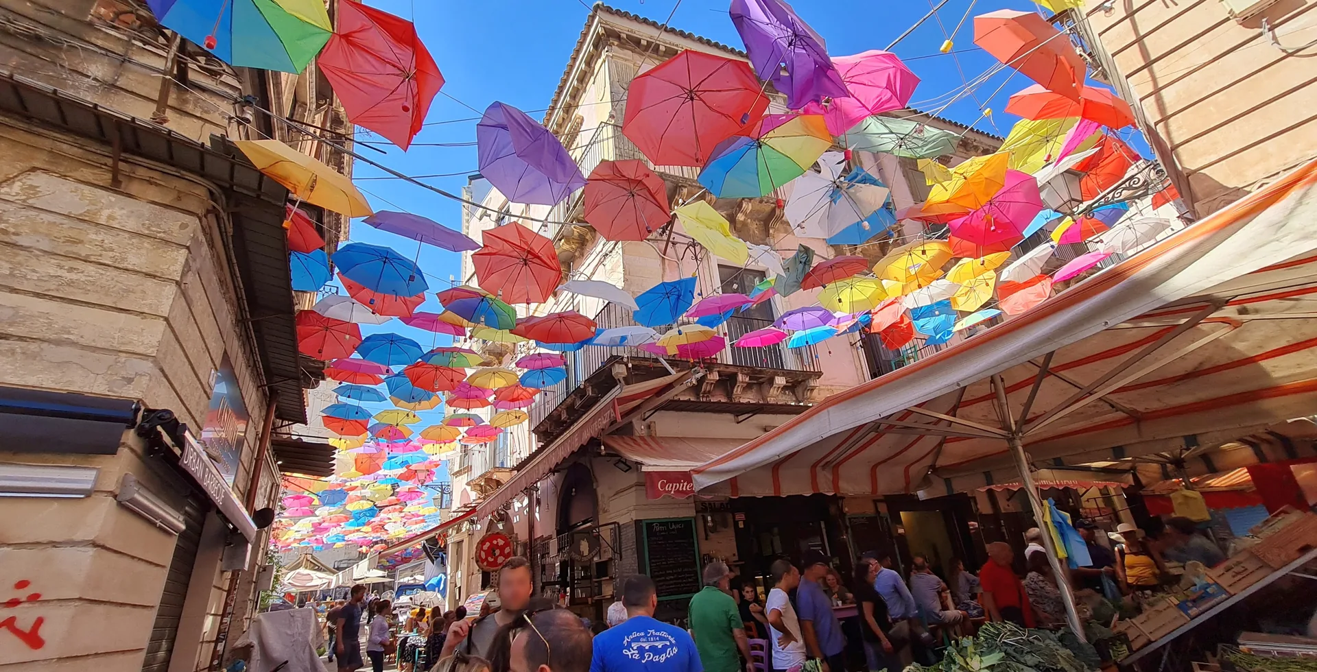 La Pescheria di Catania, mercato del pesce che dopo le 19 ospita apericena di pesce e cocktail bar
