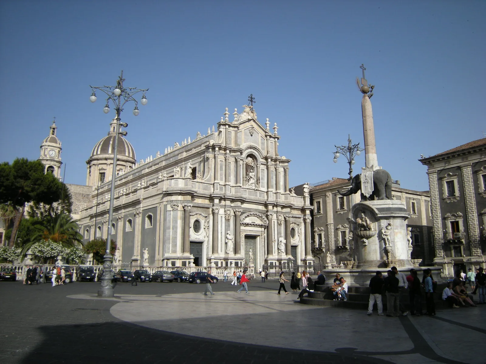 Piazza del Duomo di Catania con la fontana dell'Elefante