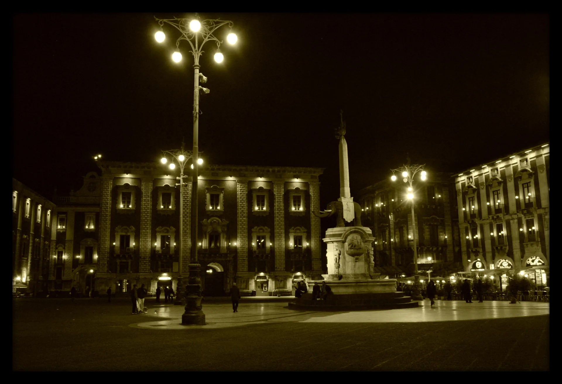 Piazza Duomo a Catania illuminata di sera con la Cattedrale di Sant'Agata e la Fontana dell'Elefante