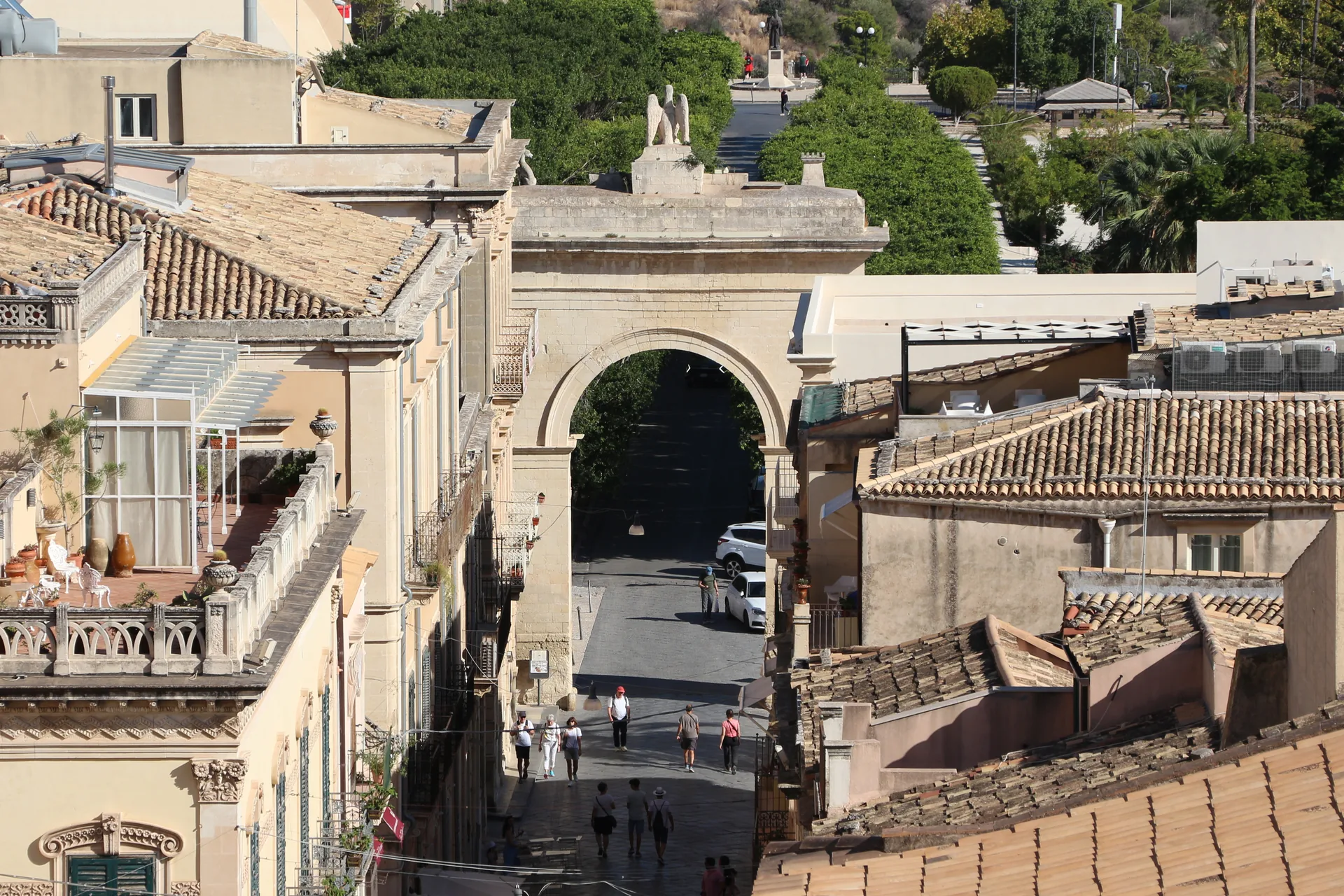 Arco trionfale di Porta Reale a Noto, ingresso monumentale al centro storico