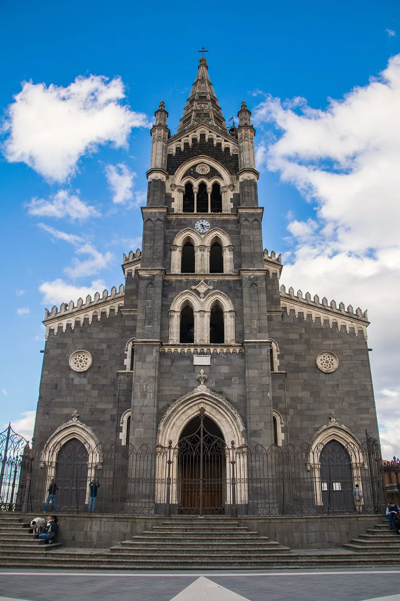 Basilica di Santa Maria Assunta a Randazzo, facciata gotico-normanna in pietra lavica