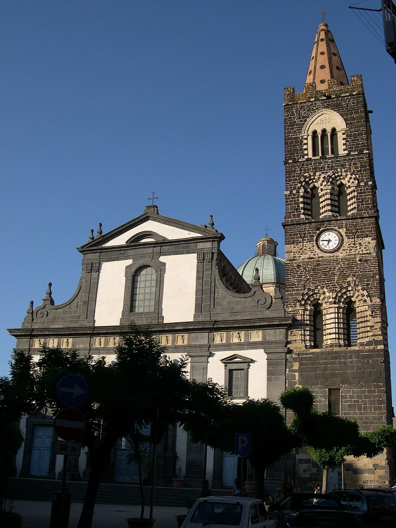 Chiesa di San Martino a Randazzo, campanile trecentesco in pietra lavica