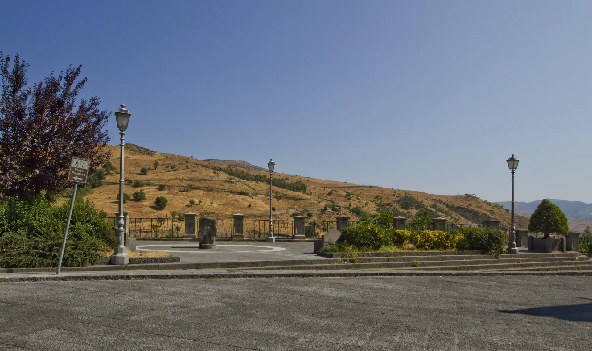 Randazzo, vista del centro storico con l'Etna sullo sfondo