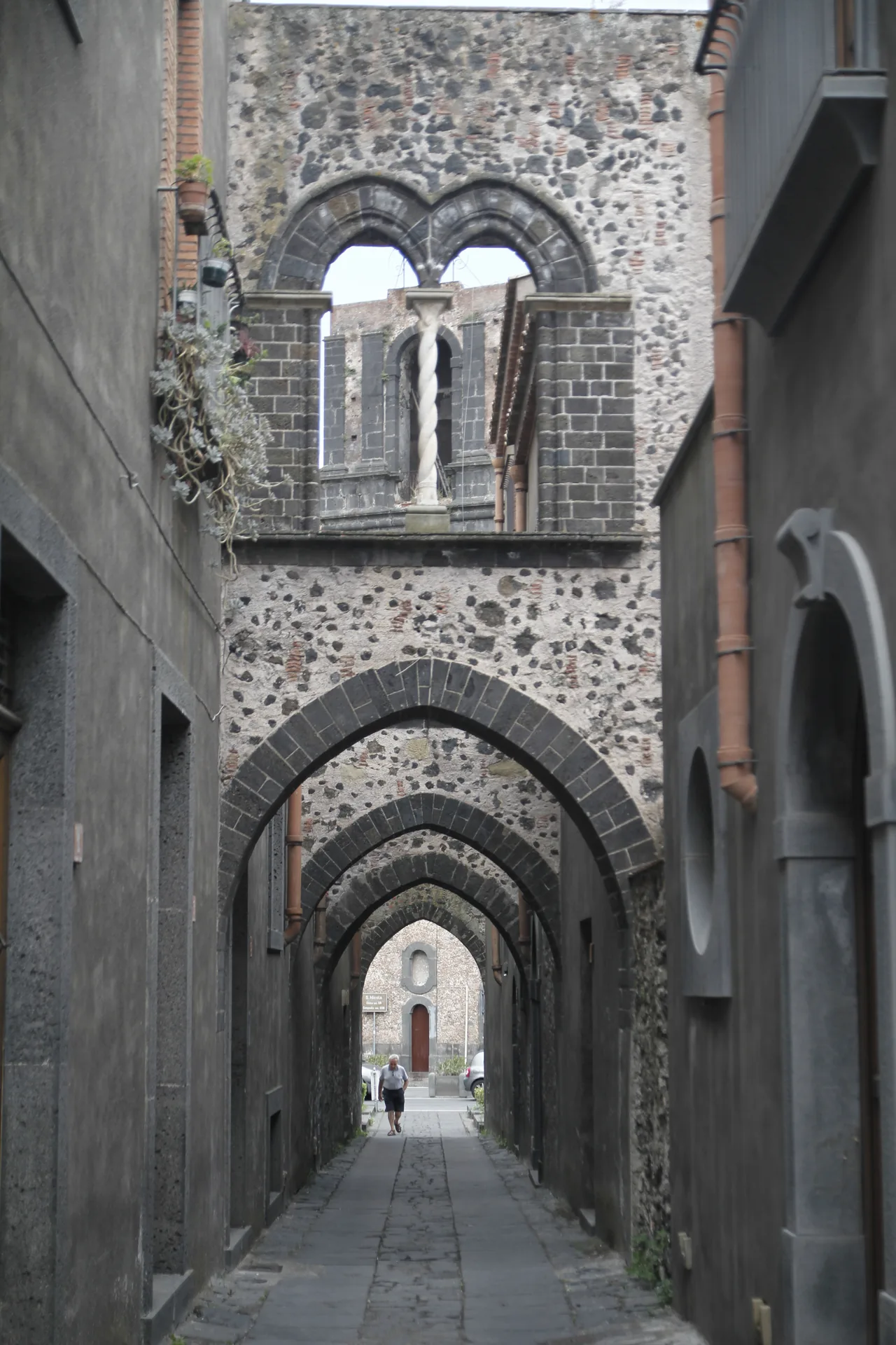 Via degli Archi a Randazzo, scorcio del centro storico medievale in pietra lavica