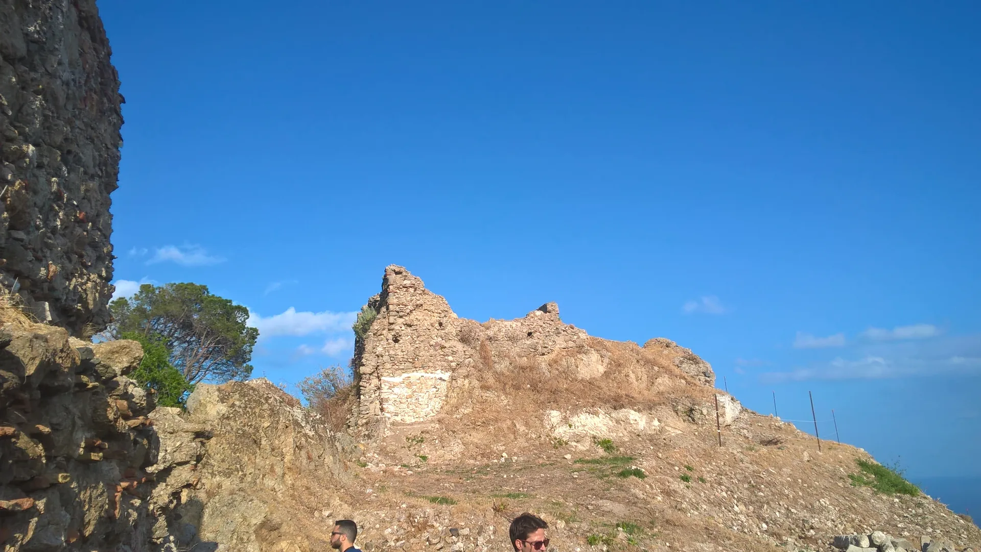 Ruderi del mastio del Castello di Pentefur sul colle di Savoca
