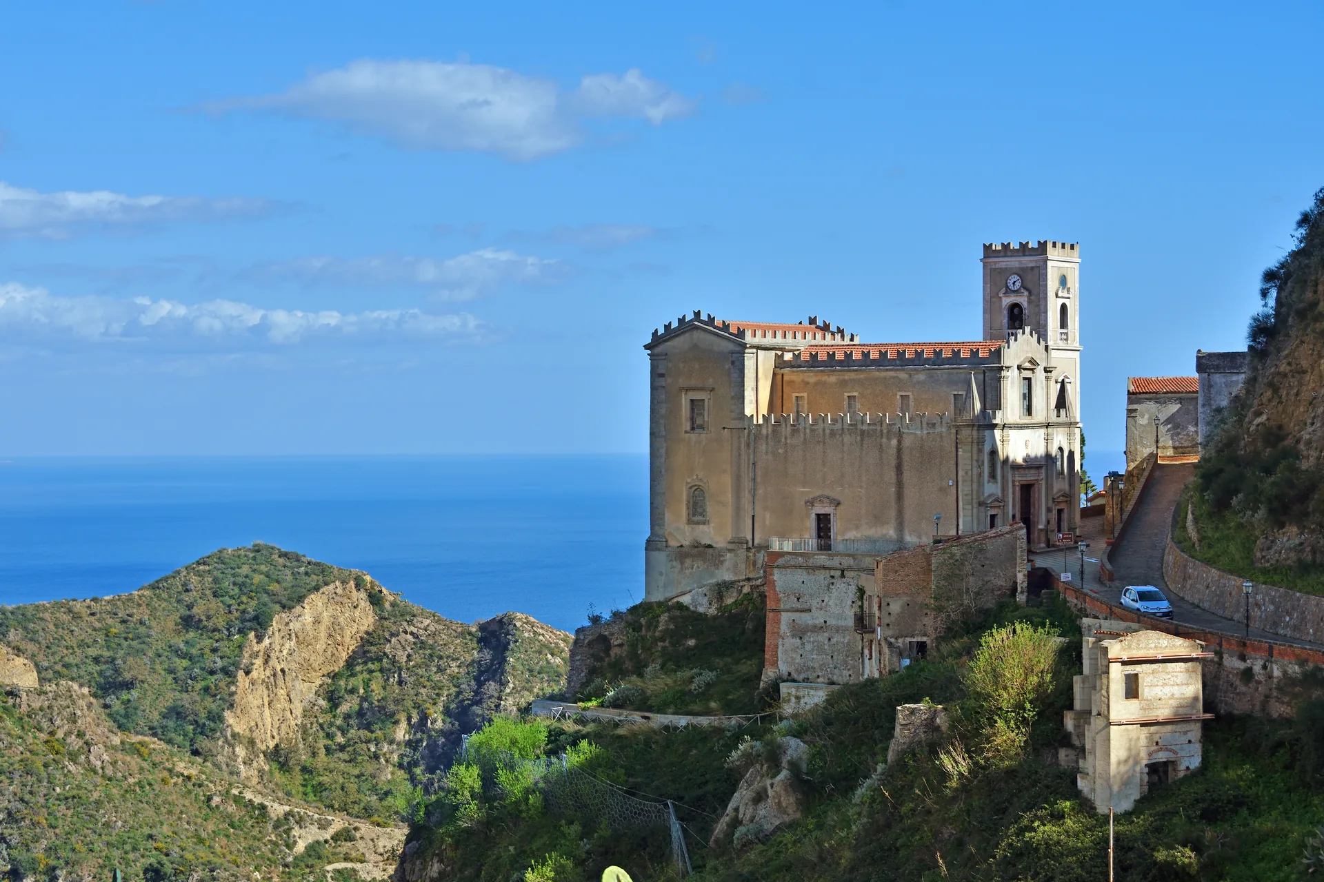 Chiesa di San Nicolò a Savoca arroccata sullo spuntone di roccia, set delle nozze ne Il Padrino