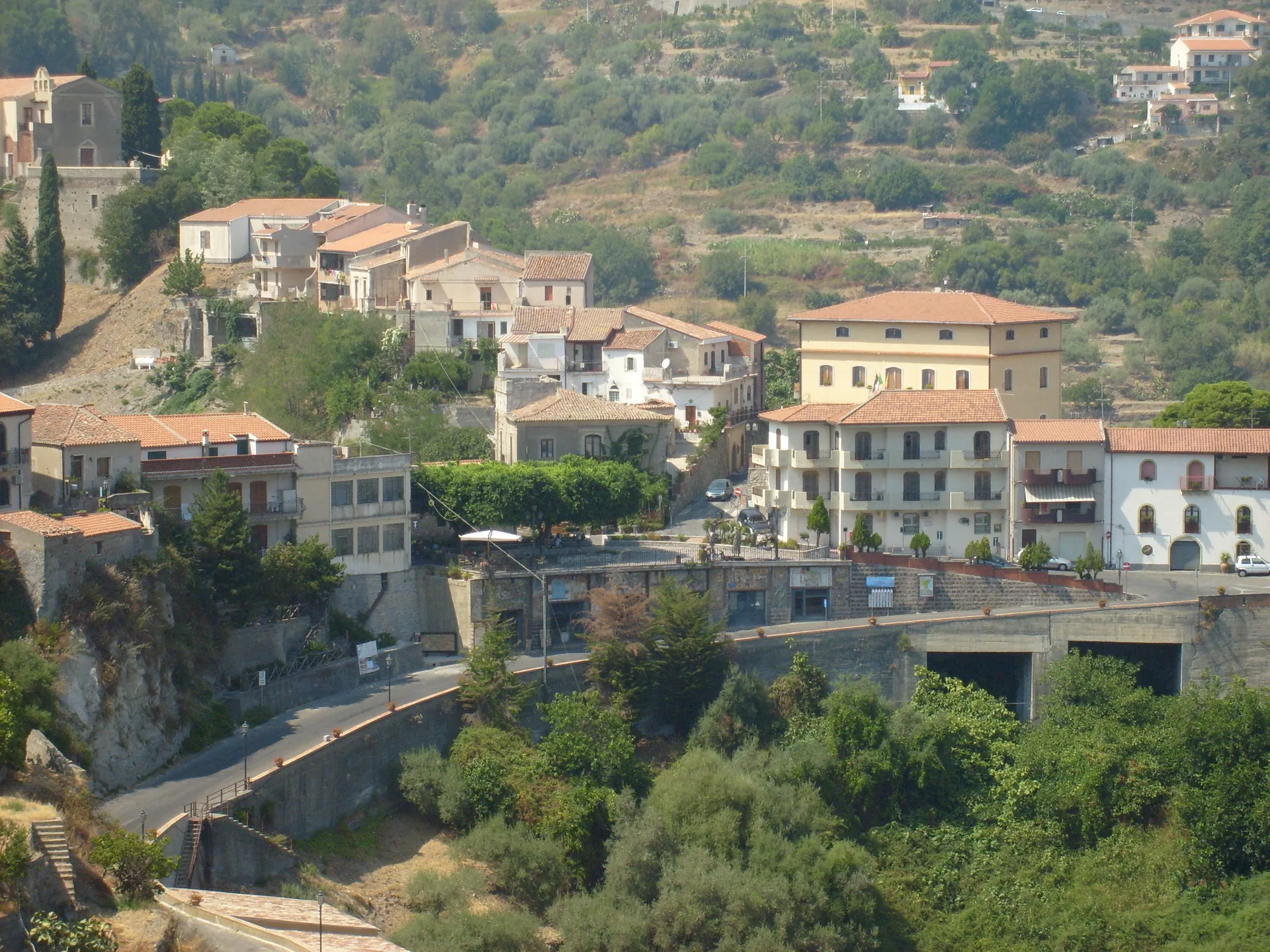 Panorama del borgo medievale di Savoca arroccato sul colle bivertice dei Monti Peloritani
