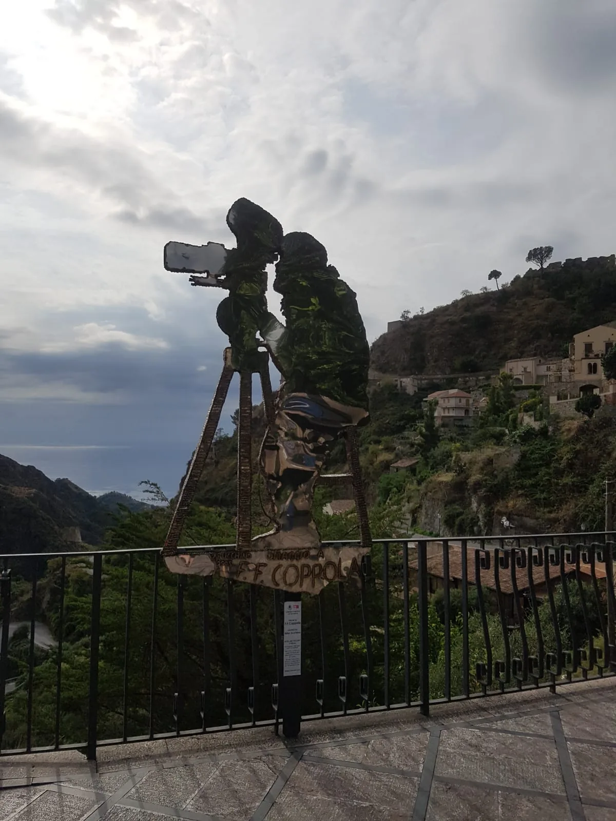 Statua bronzea di Francis Ford Coppola davanti al Bar Vitelli a Savoca