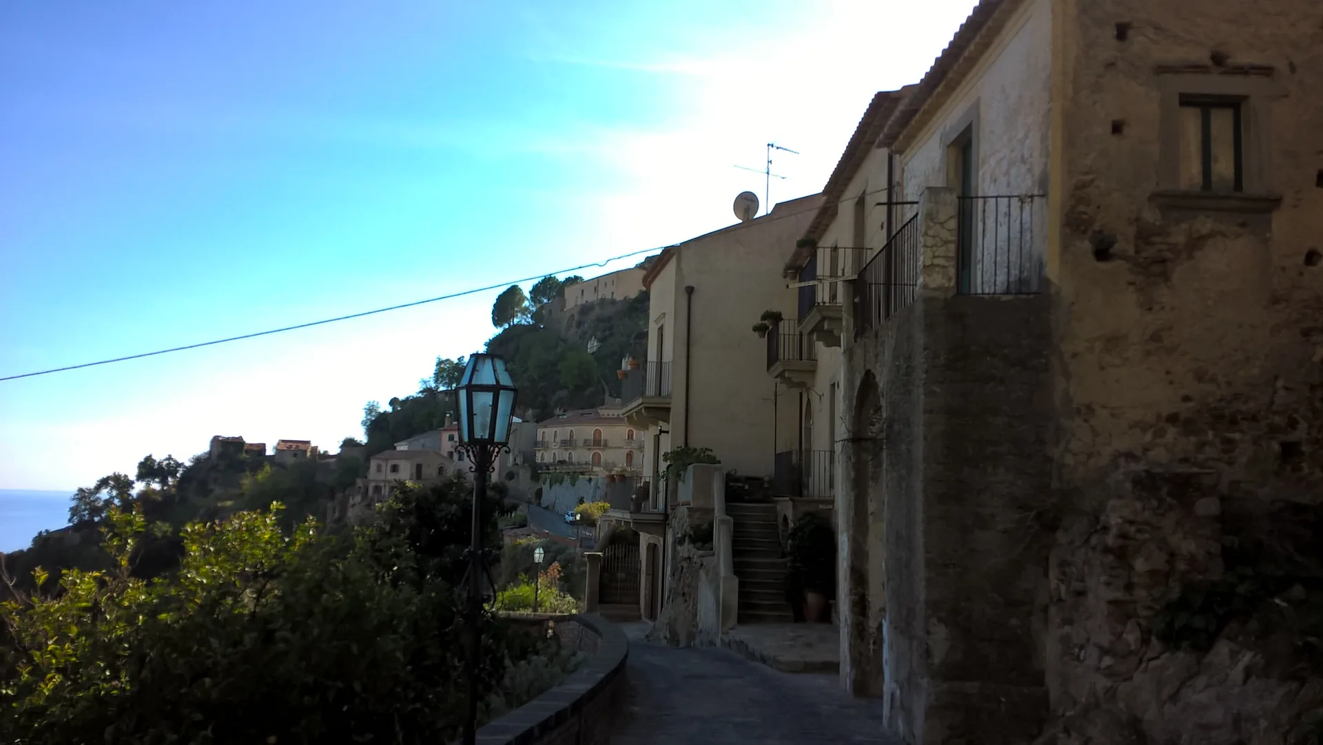 Vicoli lastricati del centro storico medievale di Savoca, Via San Nicolo