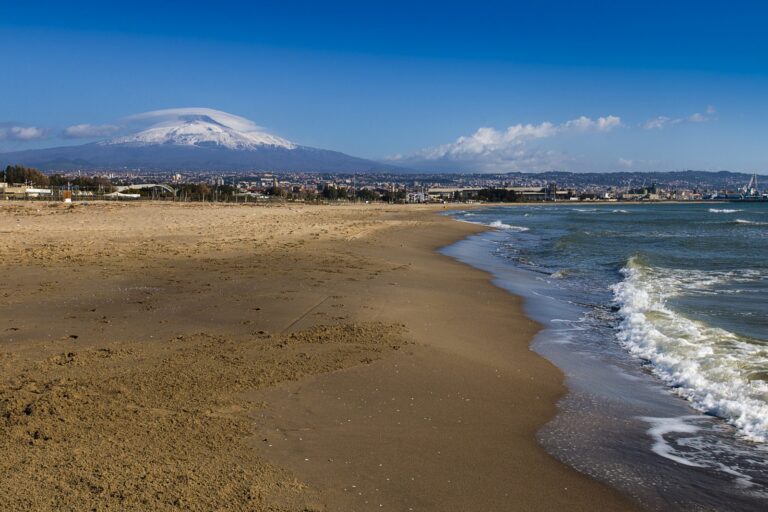 Spiagge di Catania: La Playa con la sabbia dorata e le palme lungo Viale Kennedy