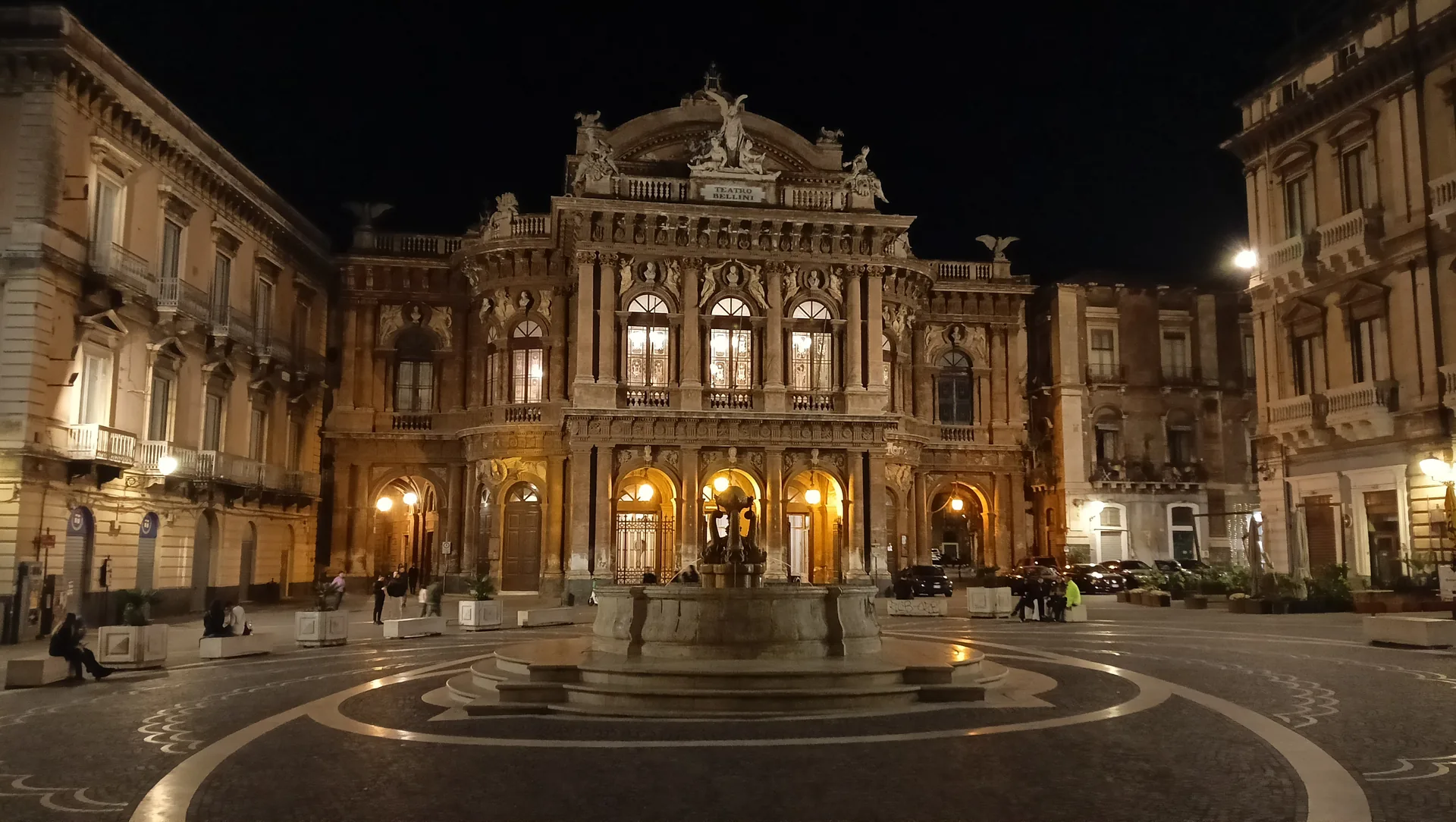 Teatro Massimo Vincenzo Bellini a Catania illuminato di notte, facciata neobarocca