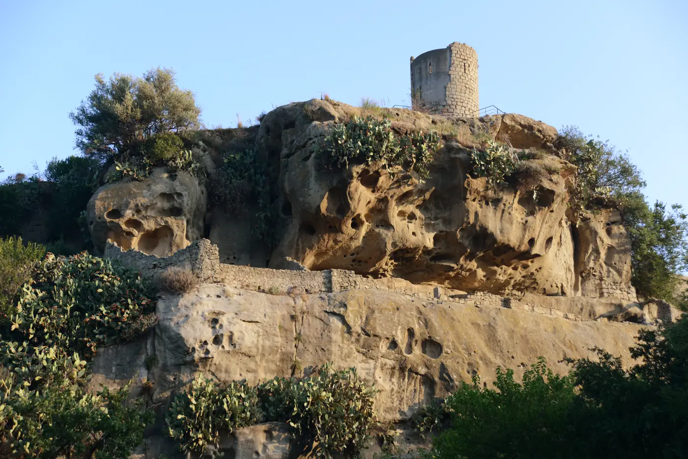 U Cannizzu, torre di avvistamento medievale che domina Castiglione di Sicilia