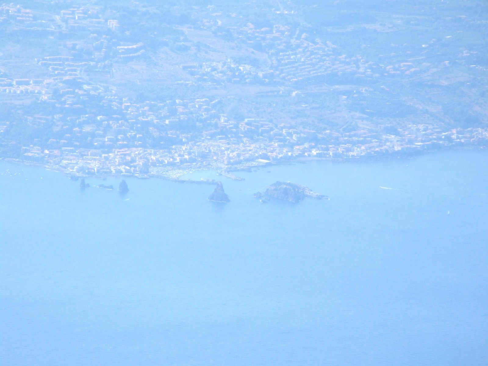 I Faraglioni dei Ciclopi ad Aci Trezza, tappa breve da Catania ideale per le famiglie