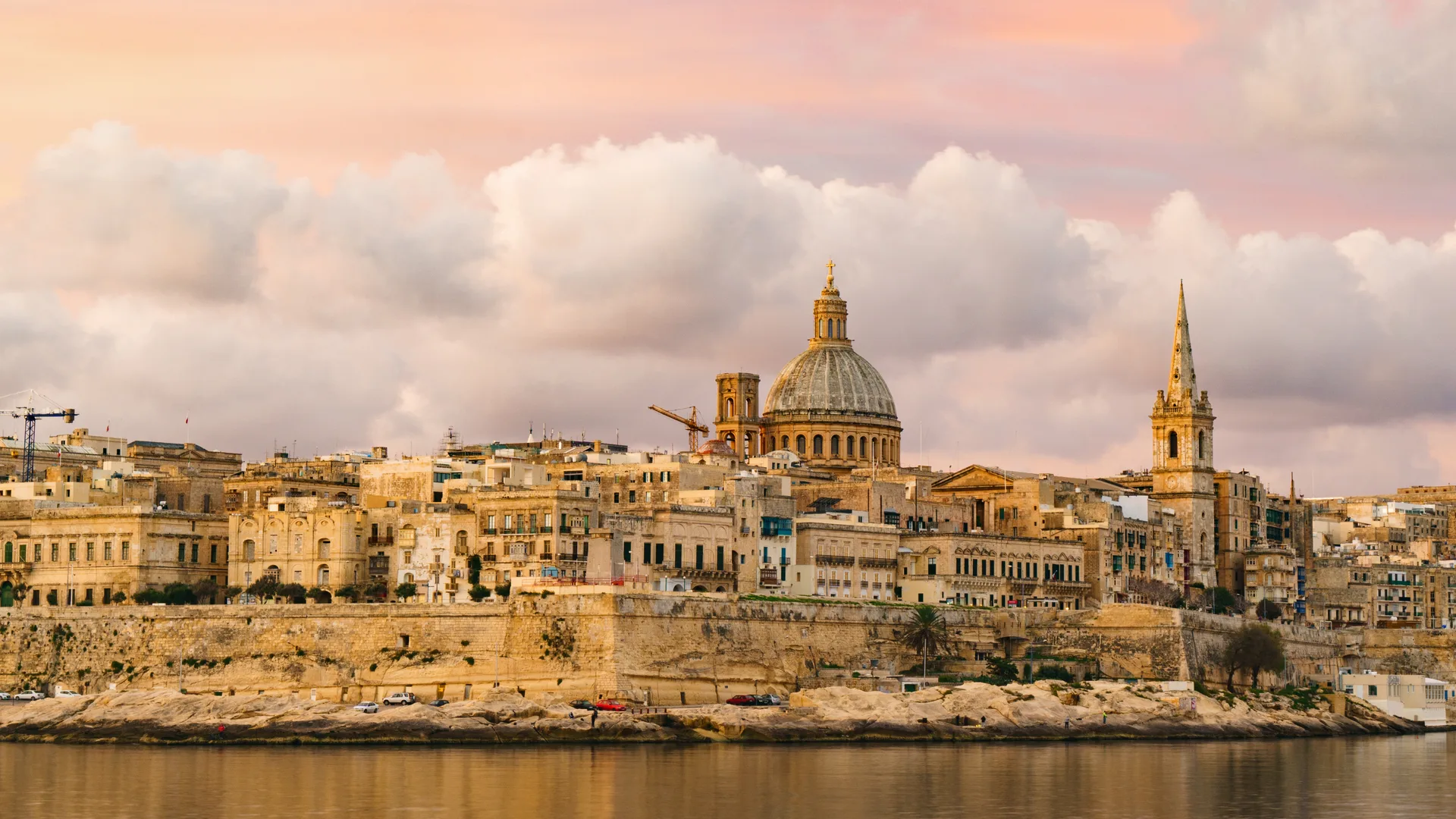 Panorama di La Valletta dal mare con la cupola della Chiesa di Nostra Signora del Monte Carmelo