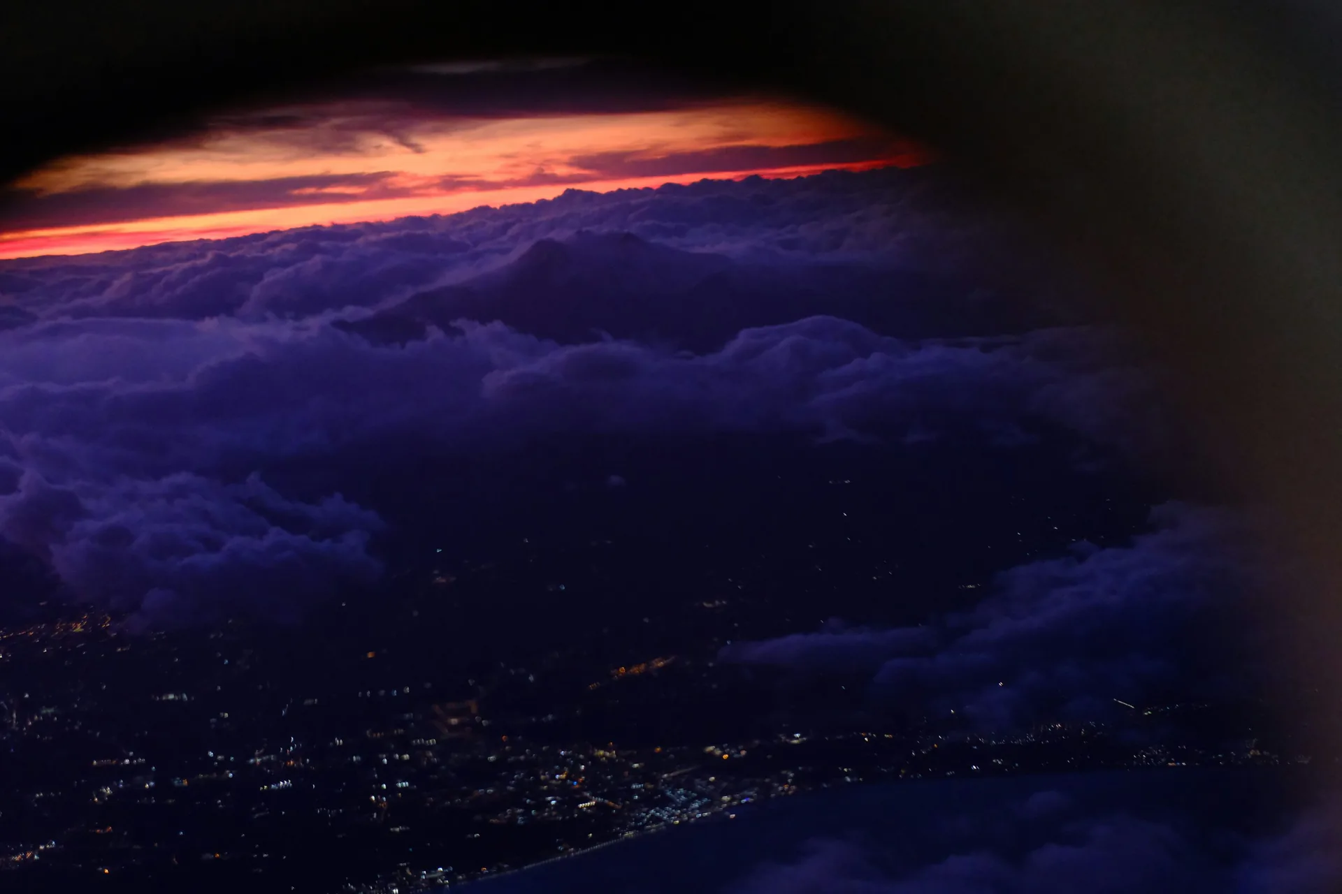 Via Etnea a Catania di sera con luci e pedoni