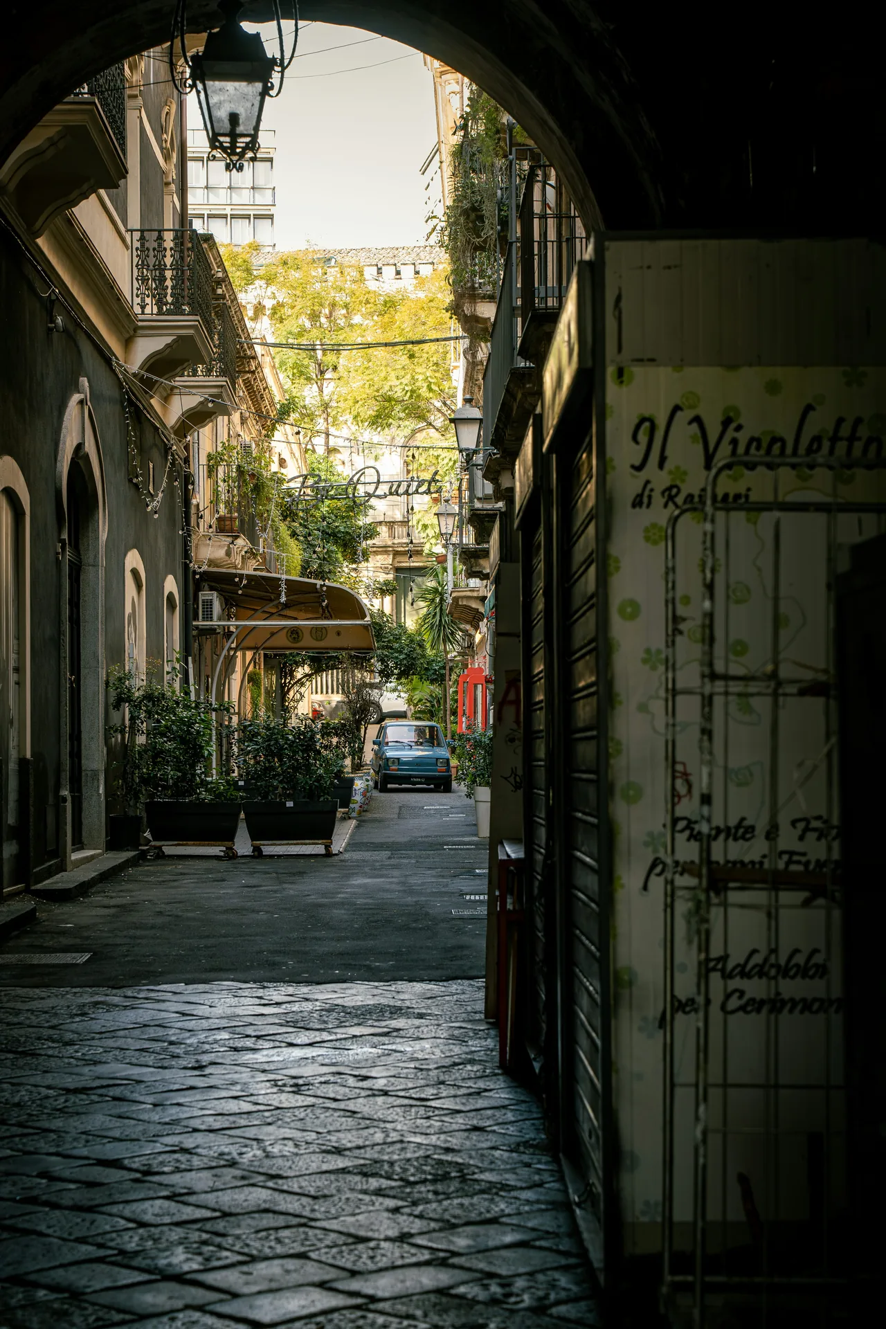 Vicolo del quartiere San Berillo a Catania con street art e murales