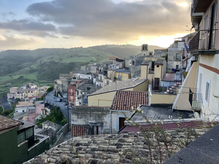 Panorama di Vizzini in provincia di Catania con il borgo storico arroccato sui Monti Iblei a 586 metri di altitudine