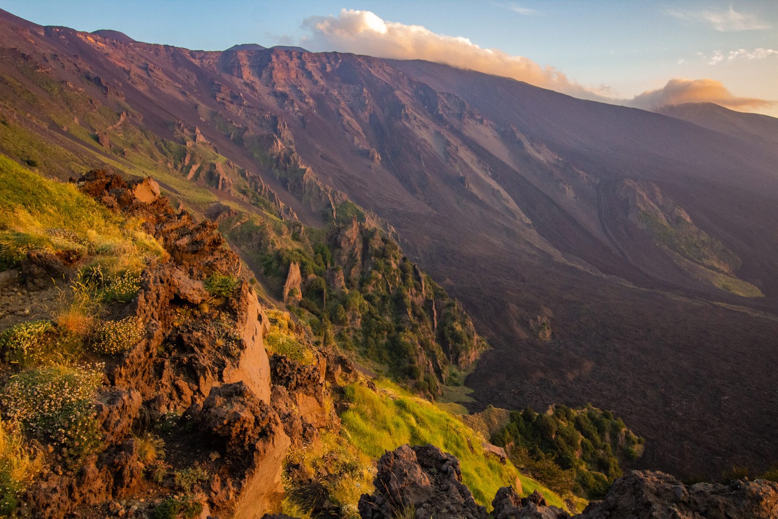 Valle del Bove all'alba, depressione vulcanica sul versante orientale dell'Etna