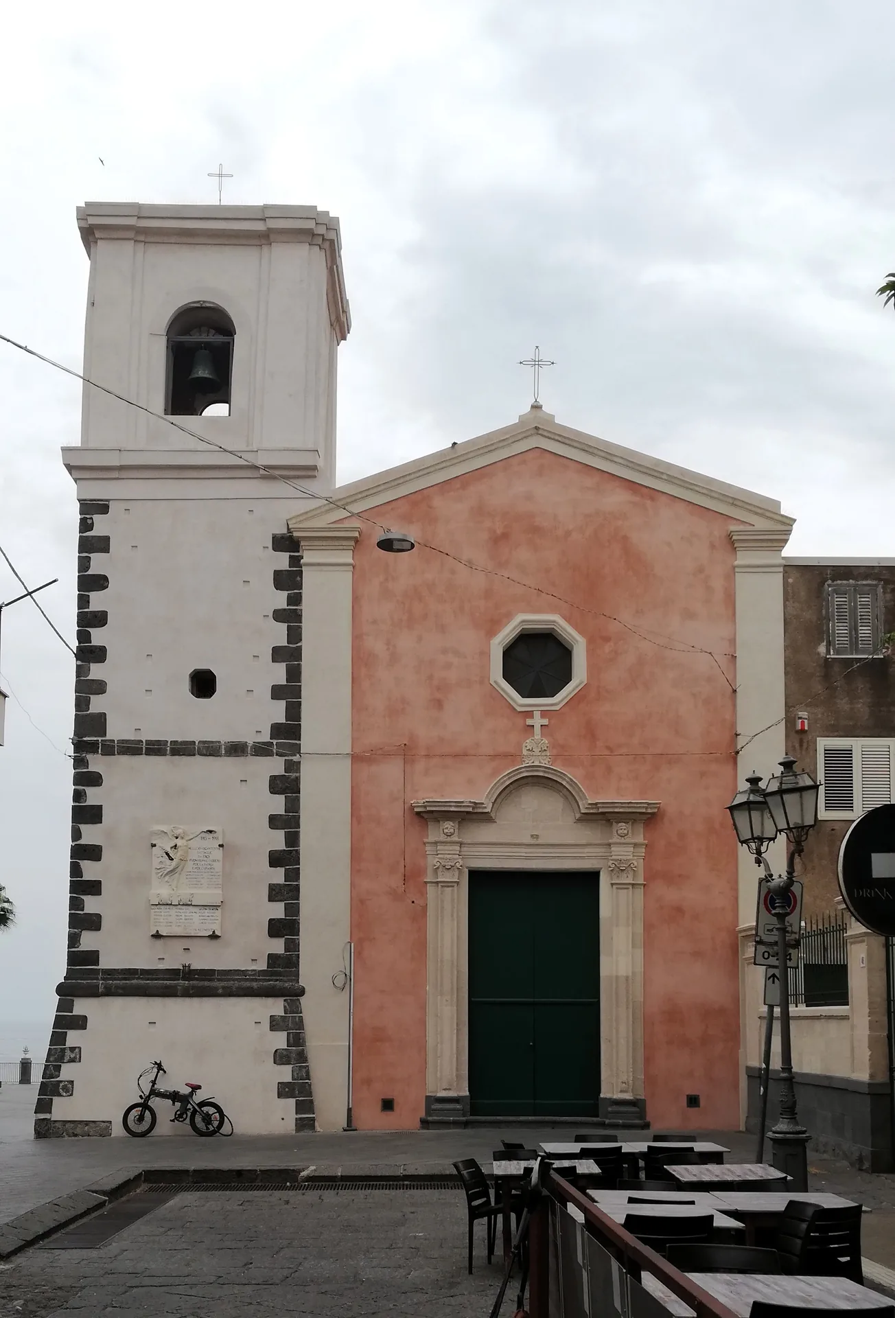 Chiesa di San Giuseppe ad Aci Castello, facciata in pietra lavica nel centro storico medievale