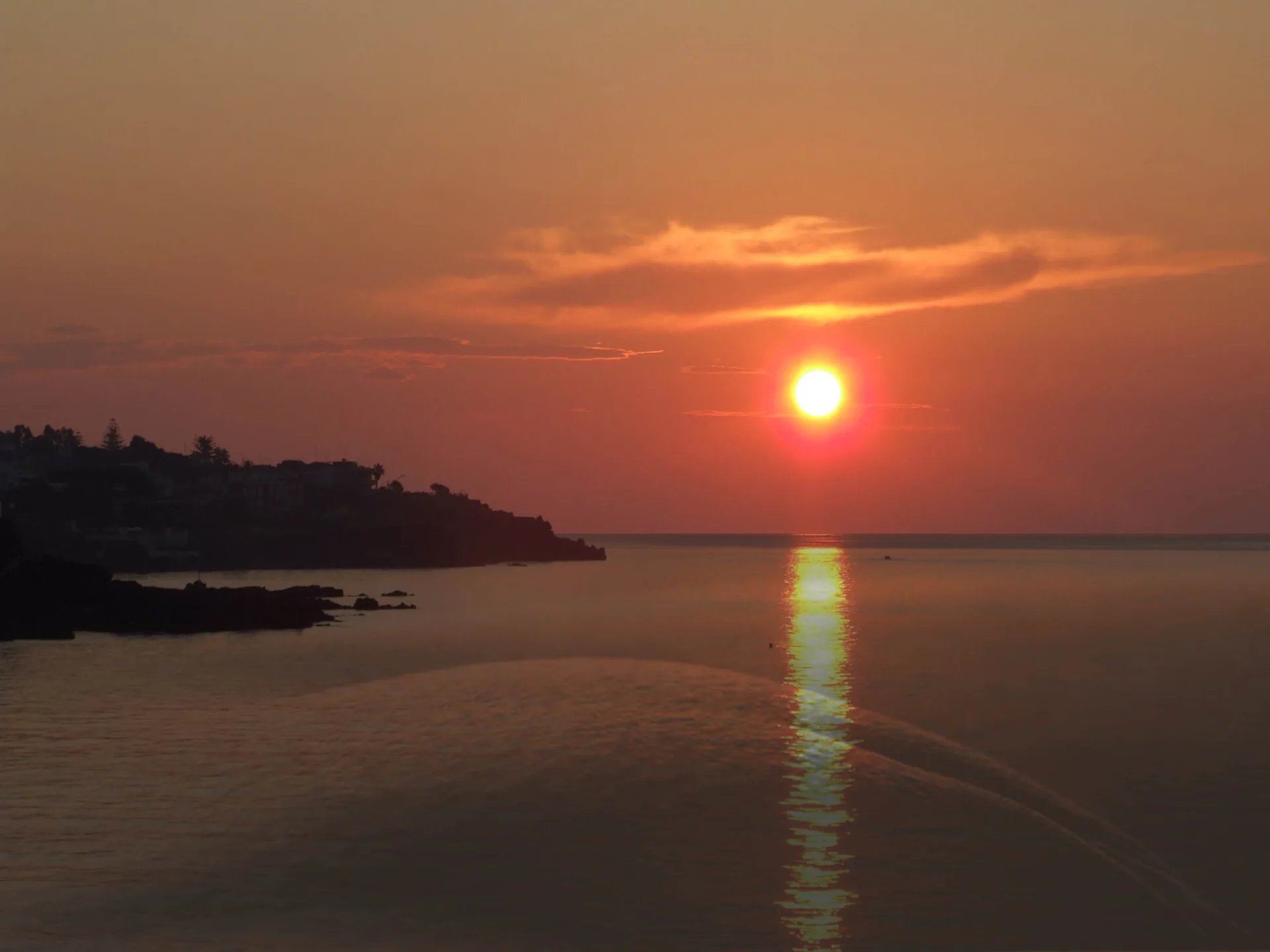 Litorale di Ognina a Catania con acqua blu e stabilimento