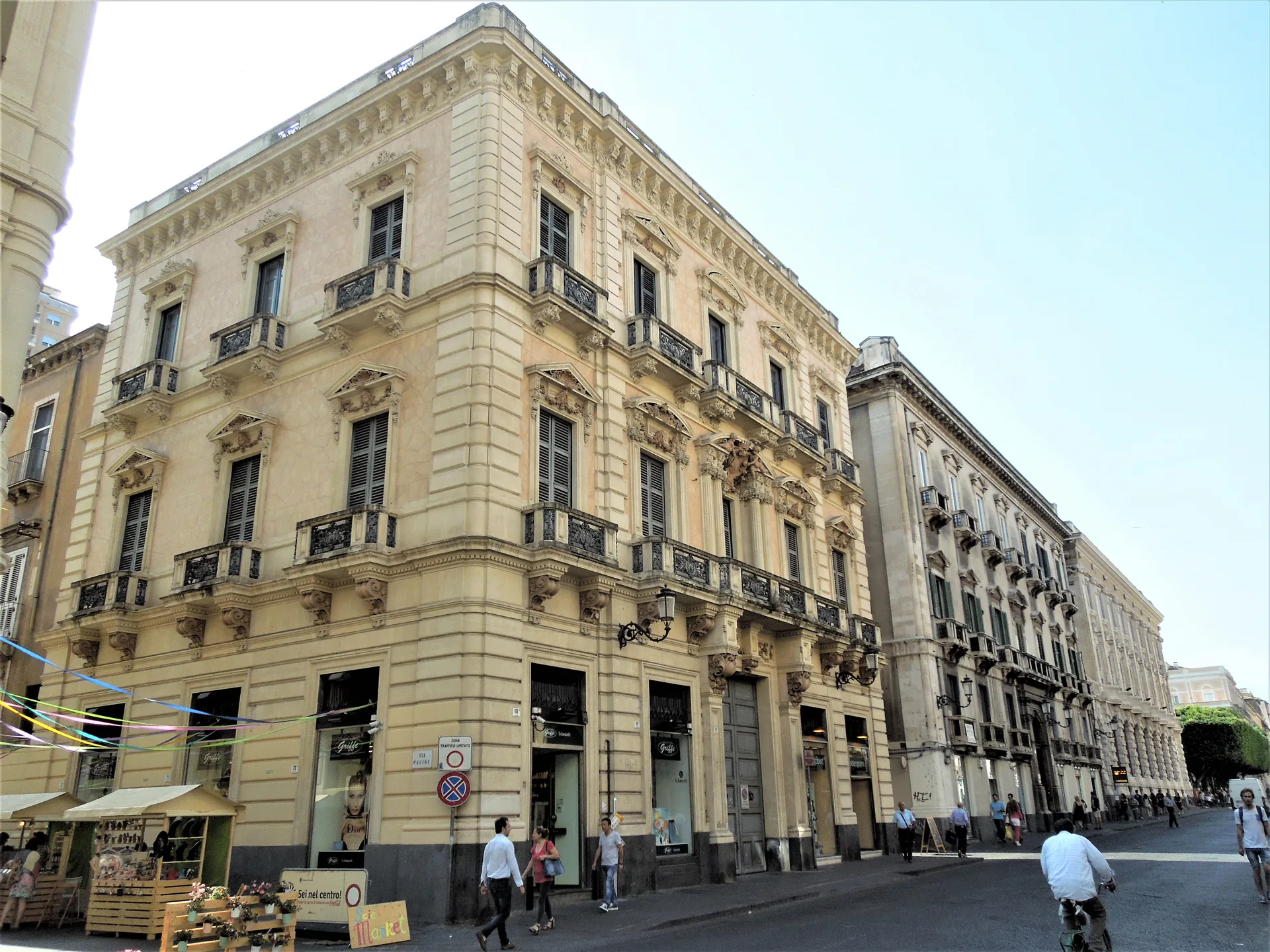 Via Etnea a Catania durante la passeggiata serale